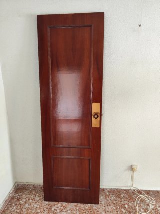 Puertas madera lisa con manilla dorada