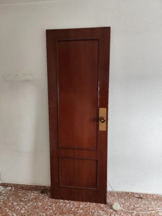 Puertas madera lisa con manilla dorada