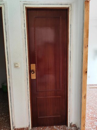 Puertas madera lisa con manilla dorada