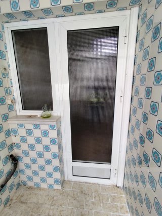 Puertas madera lisa con manilla dorada