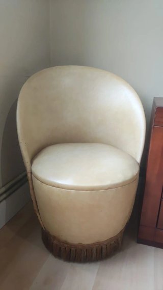 Sillón antiguo efecto piel beige, flecos