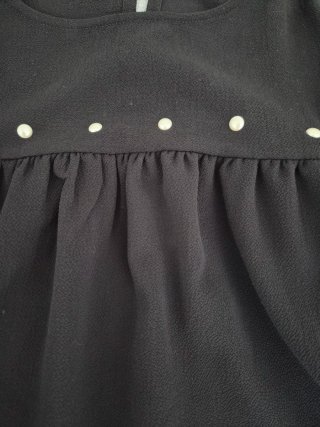 Blusa Sfera negra con volantes y perlas