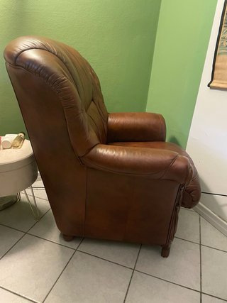 Poltrona in pelle e legno marrone