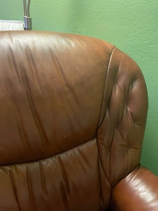 Poltrona in pelle e legno marrone