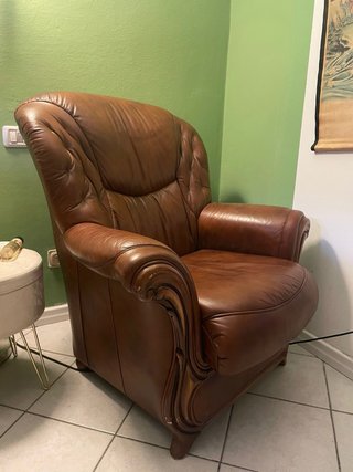 Poltrona in pelle e legno marrone