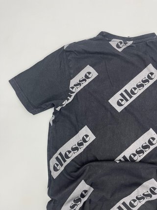 Camiseta Ellesse Negra Logos All Over