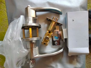 Cerradura de puerta con llaves