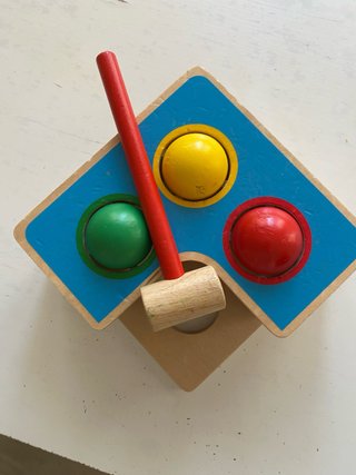 Juguete de madera con martillo y bolas