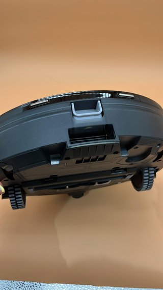 Robot aspirador y fregasuelos con navegación