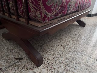 Sofá de madera y tela estampado