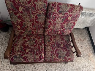 Sofá de madera y tela estampado