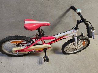 Bicicleta infantil roja y blanca