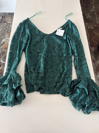 Blusa verde con mangas acampanadas Talla unica.