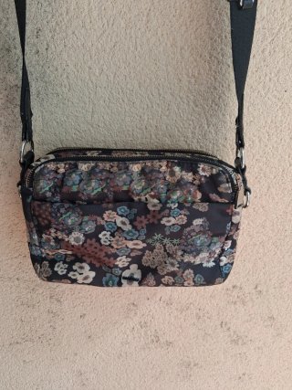 Bolso Parfois impermeable estampado floral
