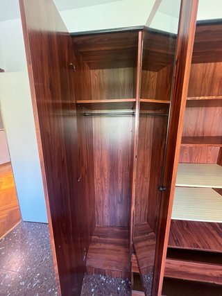 Armario grande de madera con espejos