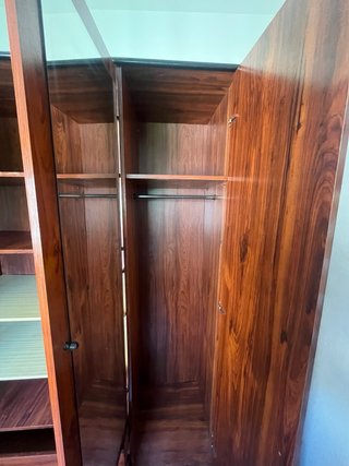 Armario grande de madera con espejos