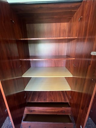 Armario grande de madera con espejos