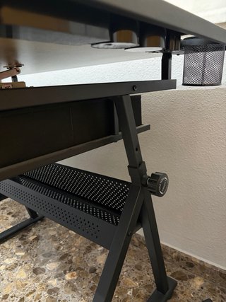 Escritorio de dibujo con taburete