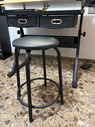 Escritorio de dibujo con taburete