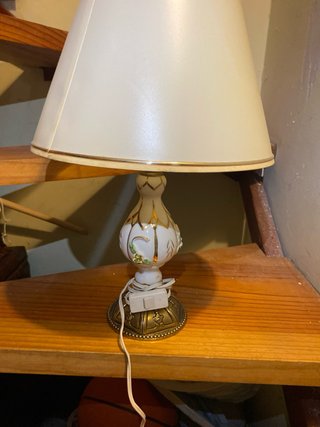 Lámpara de mesa beige y dorada