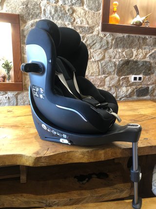 Silla de coche negra muy cómoda esta impecable.