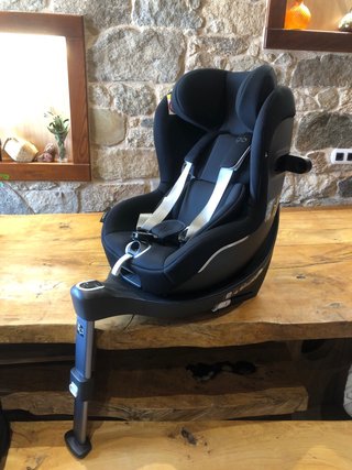 Silla de coche negra muy cómoda esta impecable.