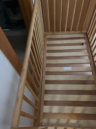 Cuna de madera con ruedas