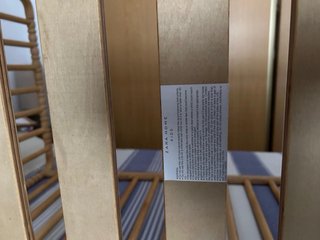 Cuna de madera con ruedas