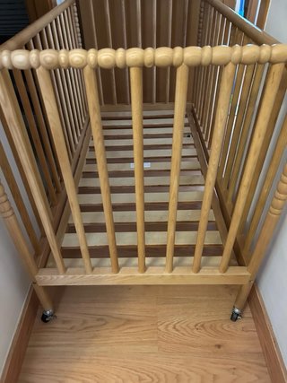 Cuna de madera con ruedas