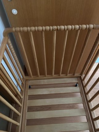Cuna de madera con ruedas