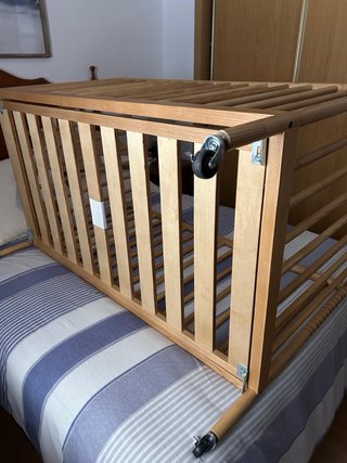 Cuna de madera con ruedas