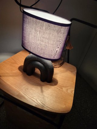 Lámpara de mesa negra