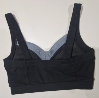 Top negro con pedrería y denim