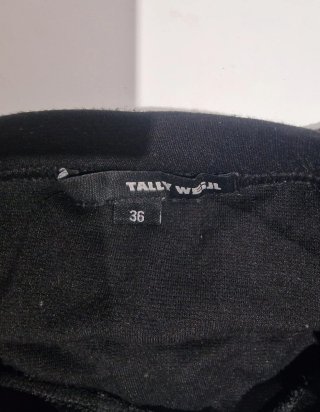 Top negro con pedrería y denim