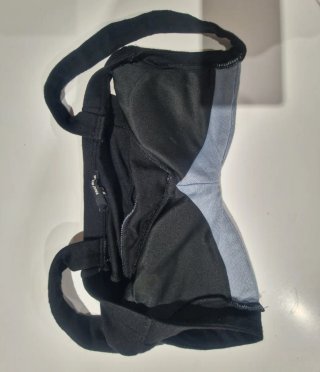 Top negro con pedrería y denim