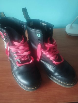 Botas Dr. Martens x Hello Kitty