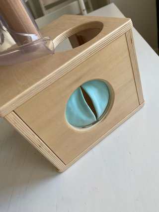Juguete de madera con pelotas