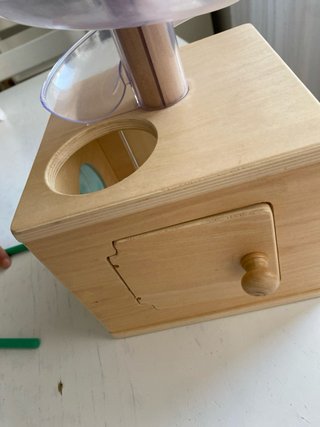 Juguete de madera con pelotas
