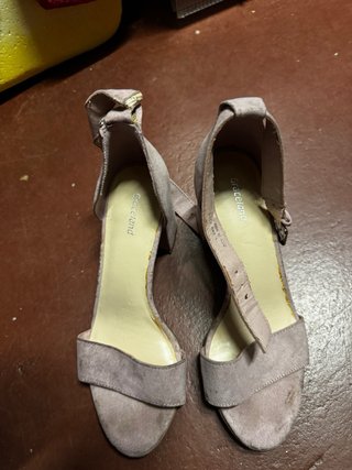Zapatos de tacón grises y rosas