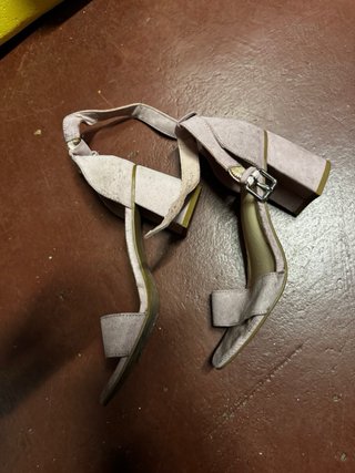 Zapatos de tacón grises y rosas