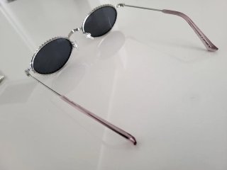 Gafas de sol brillantes rosas y plateadas