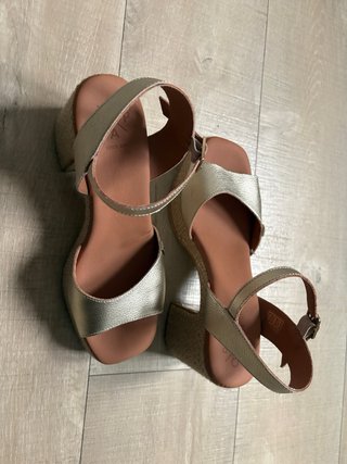 Sandalias POPA tacón dorado