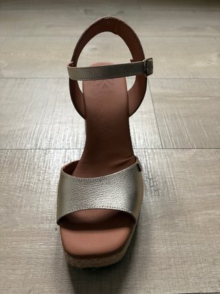 Sandalias POPA tacón dorado