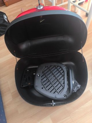 Maletero de moto negro con luz roja (Cajón)