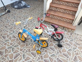 2 Bicicletas Infantiles (una con ruedines)