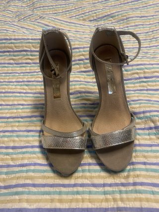 Zapatos de tacón plateados