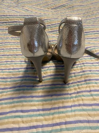 Zapatos de tacón plateados