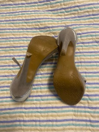 Zapatos de tacón plateados