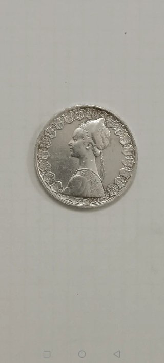 Moneda antigua con perfil de mujer