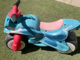 Moto de juguete azul y rosa